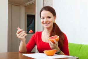 woman eating grapefruit
